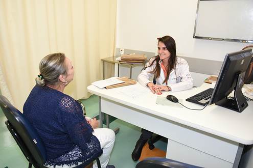 Paciente é recebida para consulta no Hospital da Mulher